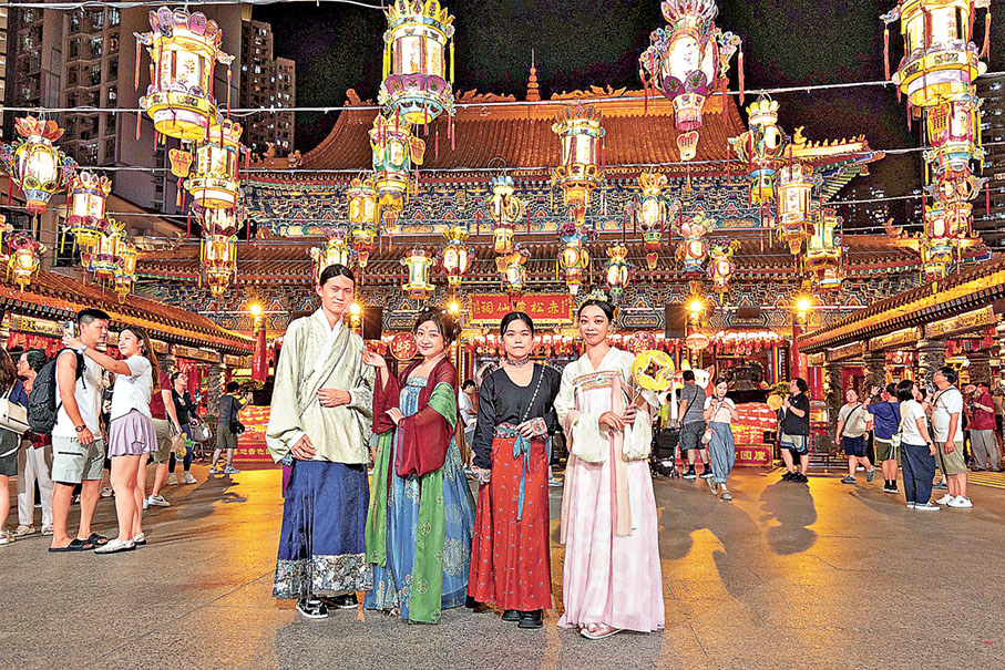 ■遊客身着華服在黃大仙祠打卡。