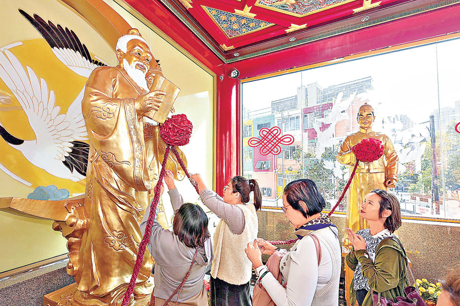 ■拜月老求姻緣。