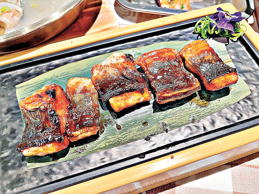 ■外皮焦脆的炭烤活鰻分量細，三五知己分享剛剛好。