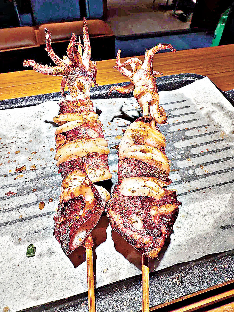 ■炭燒鮮魷爽脆彈牙，香味濃郁。 小紅書@Apple