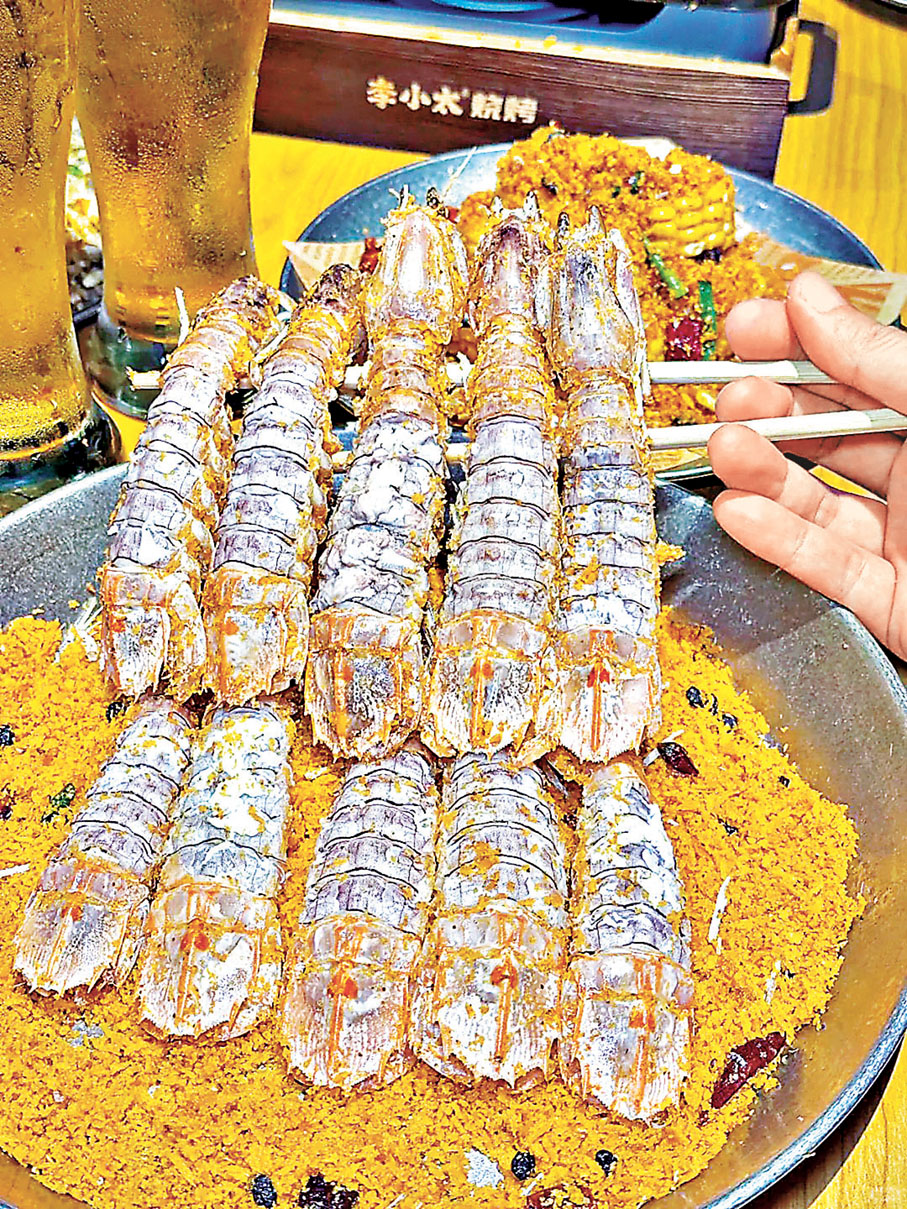 ■椒鹽皮皮蝦（瀨尿蝦）每隻如手臂一樣粗，啖啖肉。  小紅書@果凍