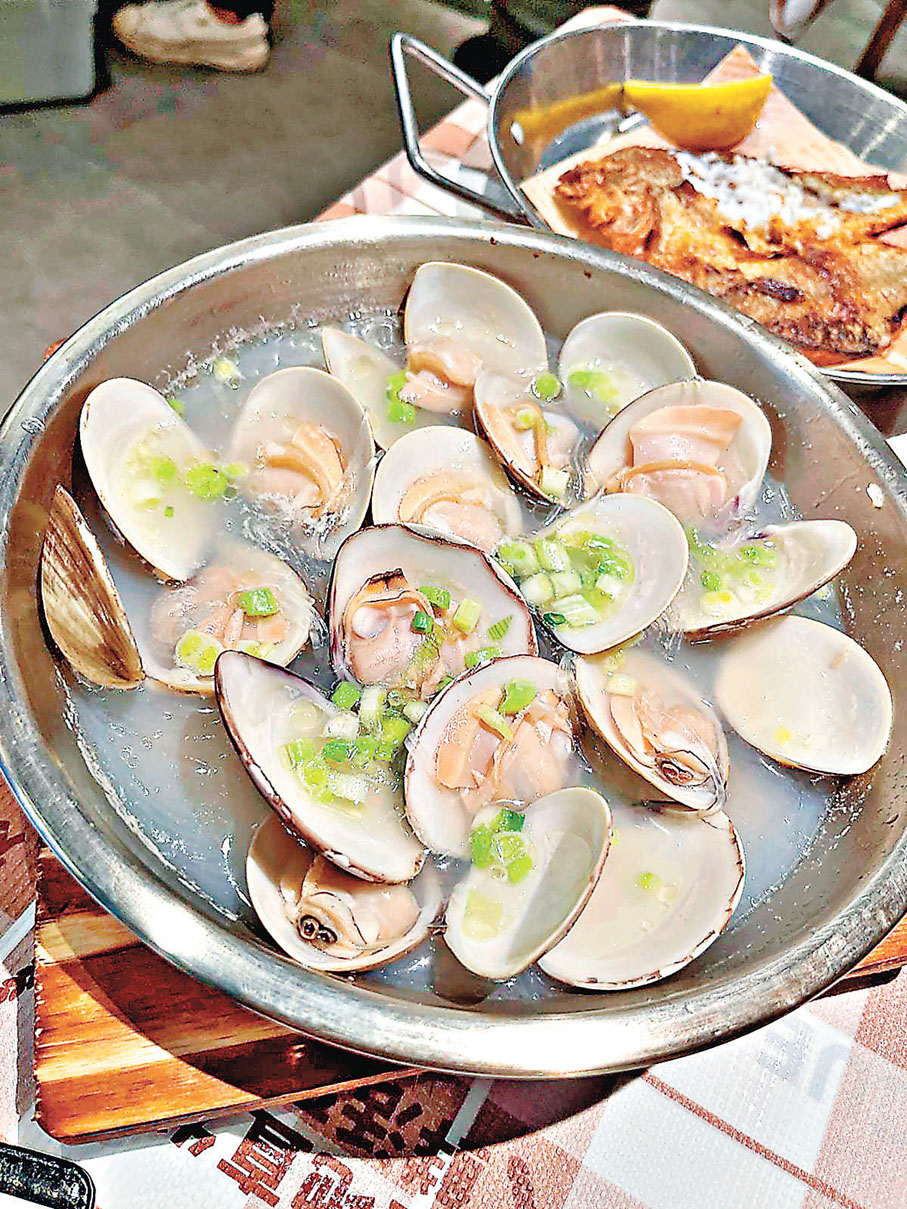 ■粉絲大蛤蜊（蜆）湯頭清甜，勁多粉絲及蜆肉。