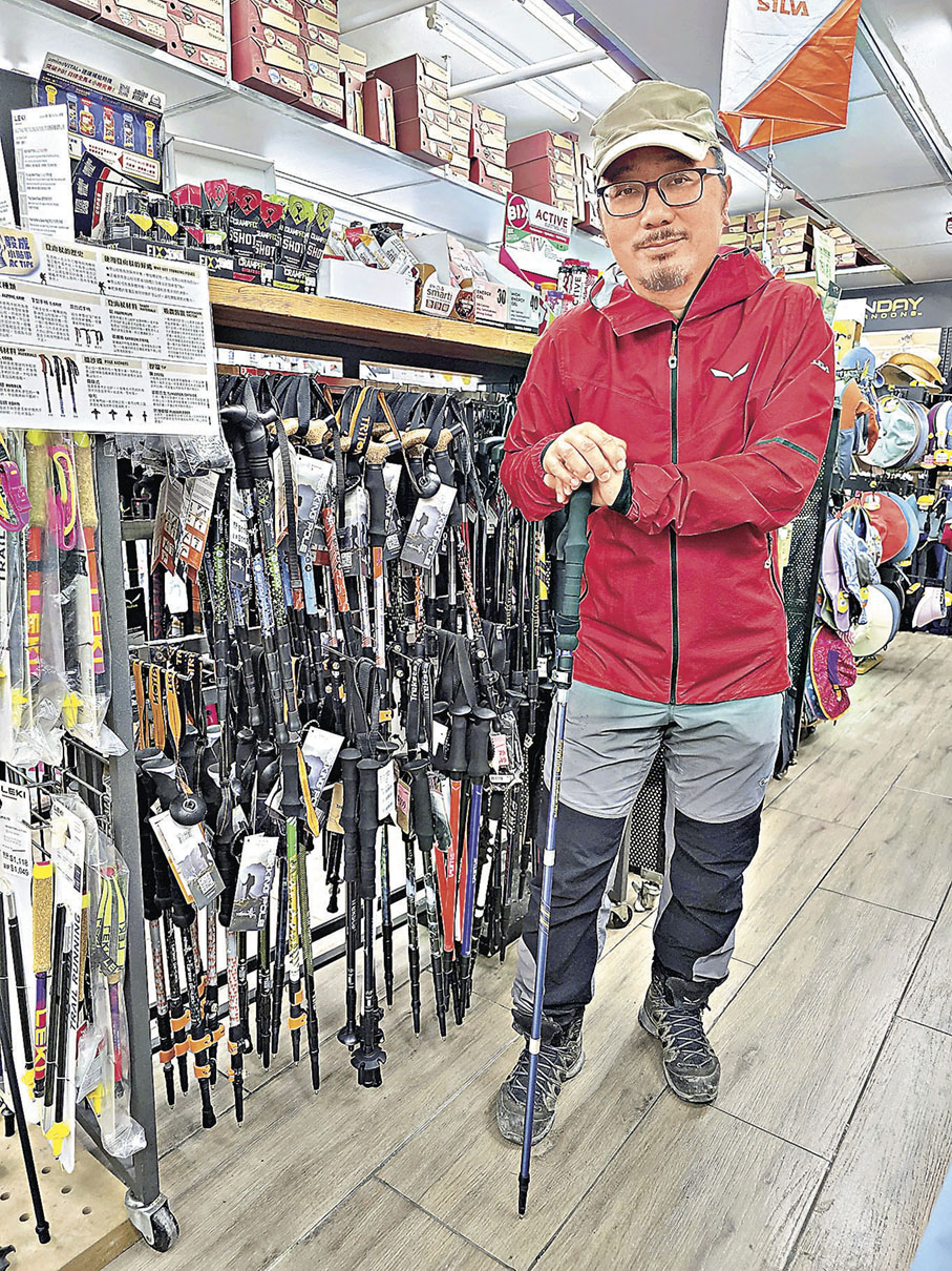 ■Sunny指正確使用登山杖，可以為旅程減輕負擔。