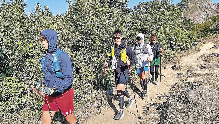 ■越野跑手亦經常使用登山杖。 資料圖片