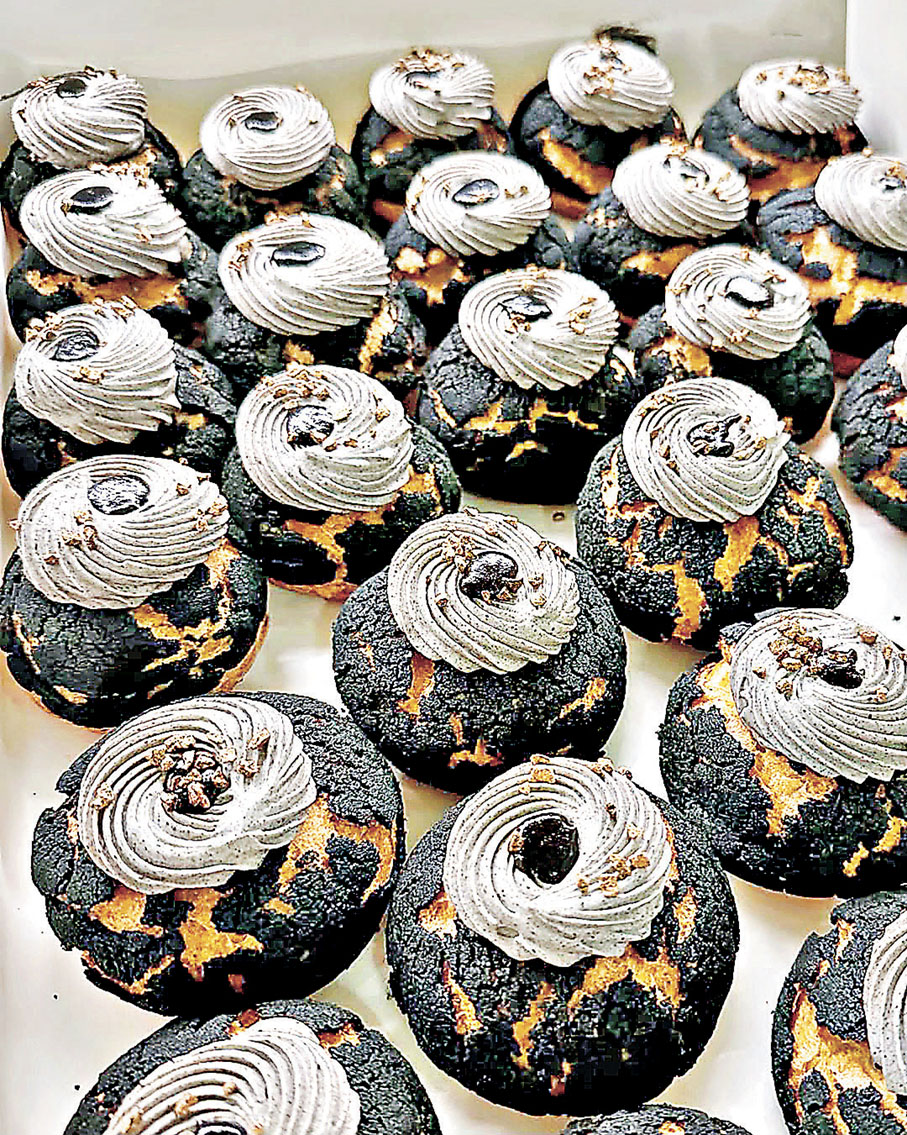 ■La Viña出品的黑芝麻忌廉泡芙外脆內滑。