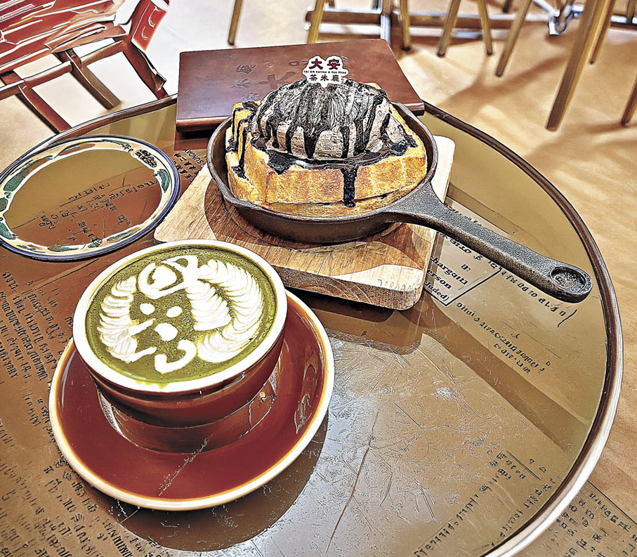 ■黑芝麻麻糬西多士，外層金黃香脆。