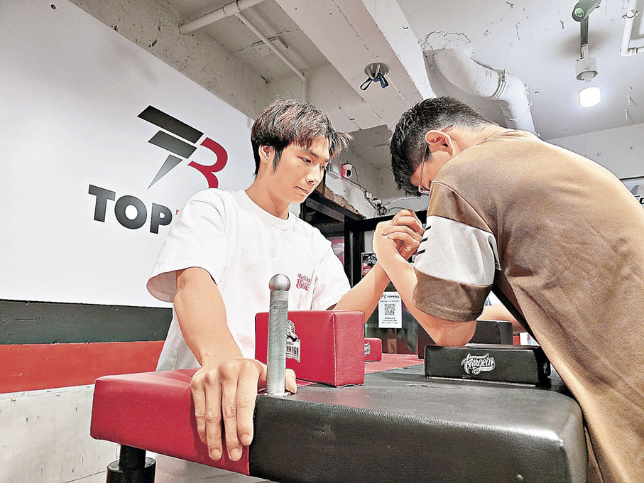■黃智軒（左）笑言腕力選手不一定是「大隻佬」。