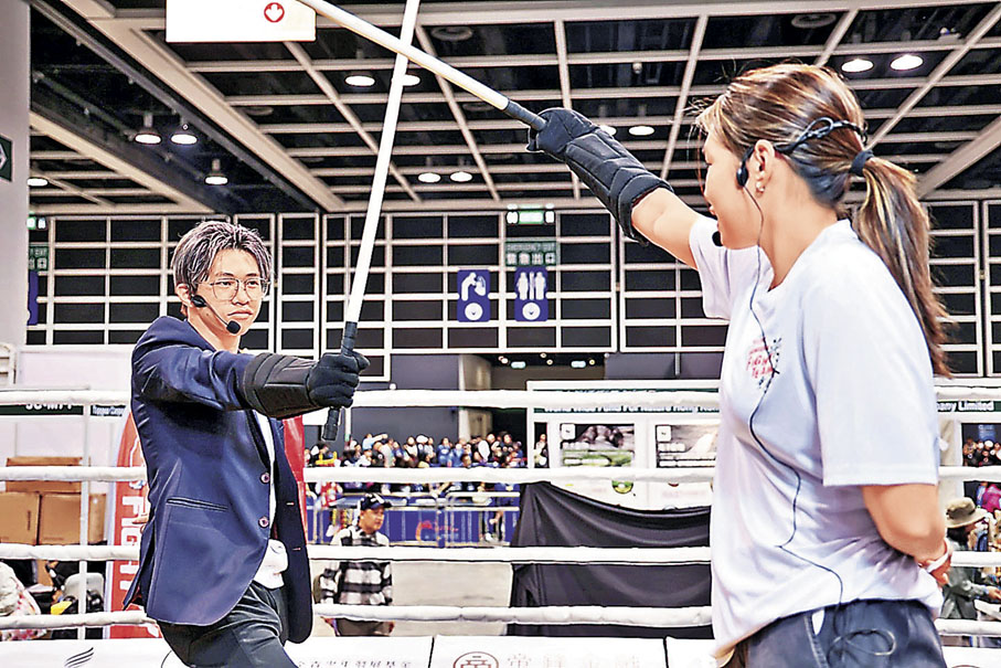 ■向籽羲（左）與向籽嬴示範法式手杖動作。