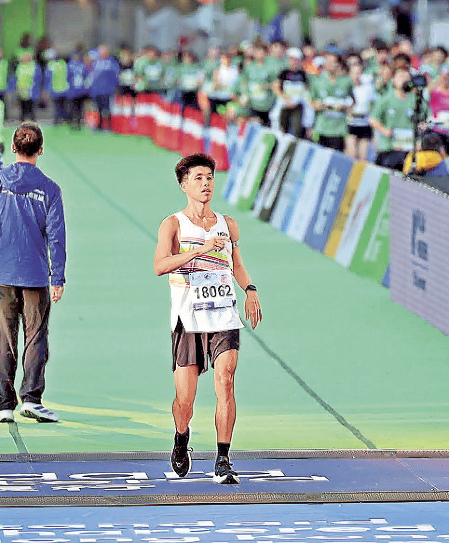 ■黃尹雋於今年香港馬拉松穿上Cielo X1 3.0，再奪馬拉松本地組冠軍。 資料圖片