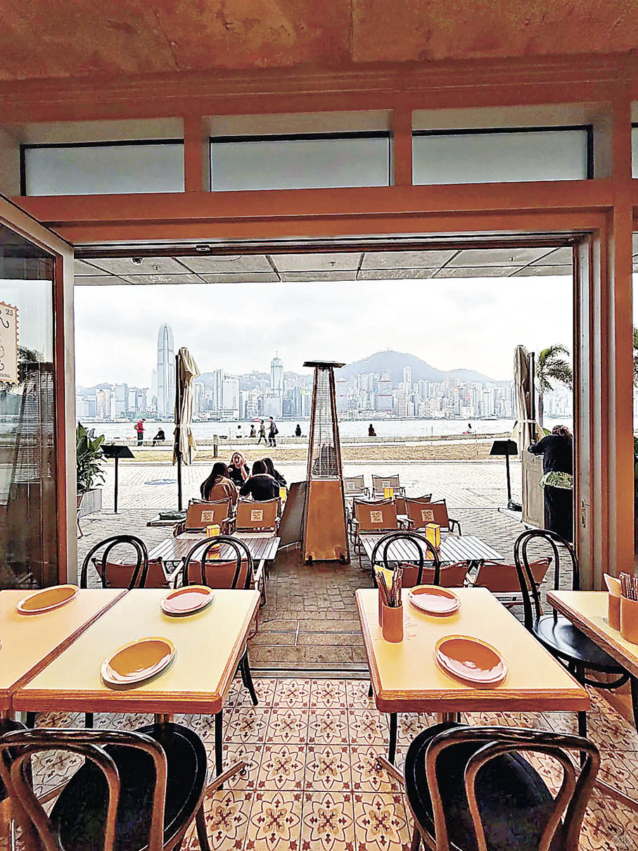 ■Quanh Nam坐擁維港海景。