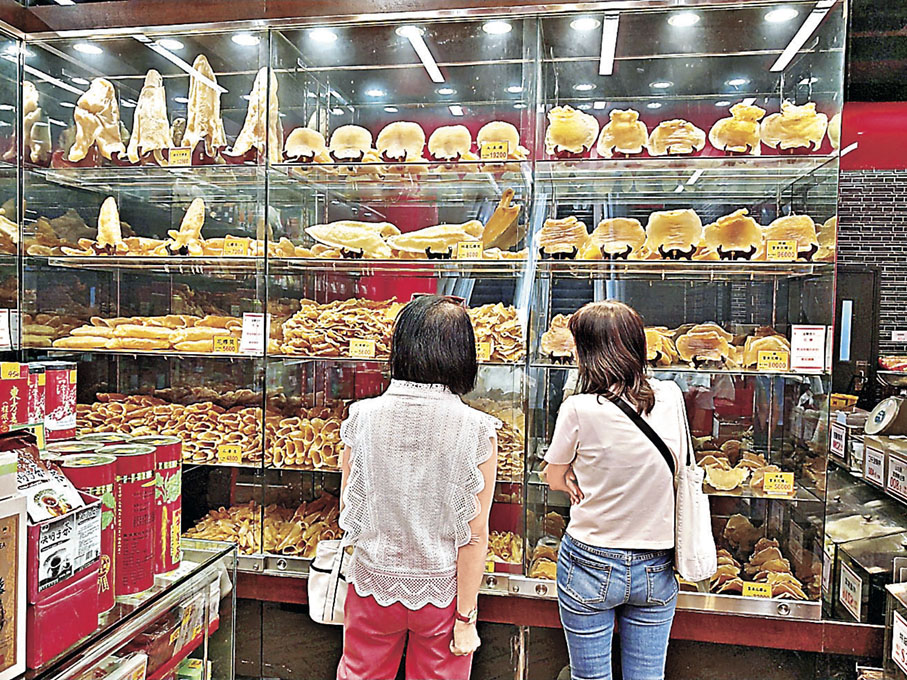 ■裕華國貨的名貴花膠筒展示專櫃，吸引顧客觀賞。