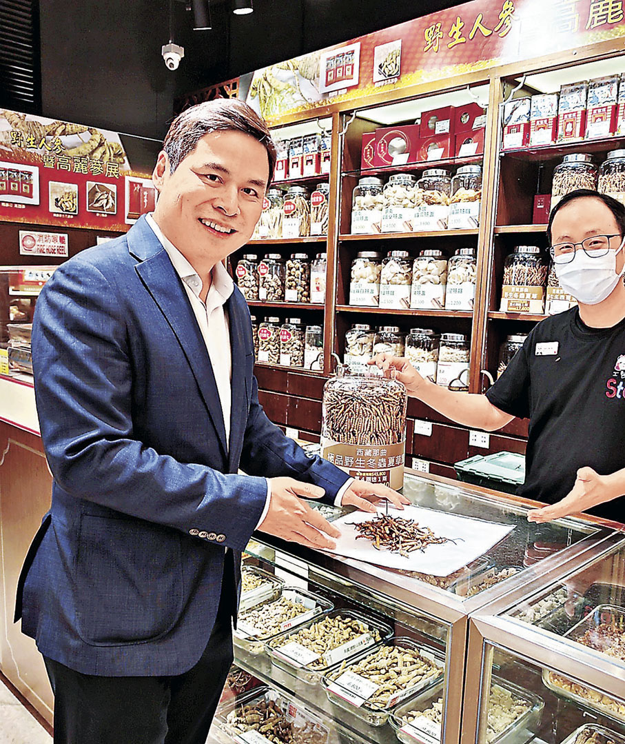 ■余偉傑介紹裕華國貨出售的名貴野生冬蟲草。