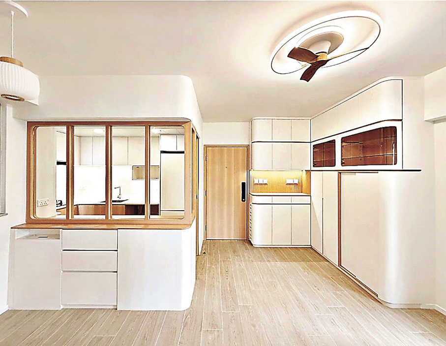 ■半開放式廚房和旁邊的裝飾和收納櫃，自然融合一起。