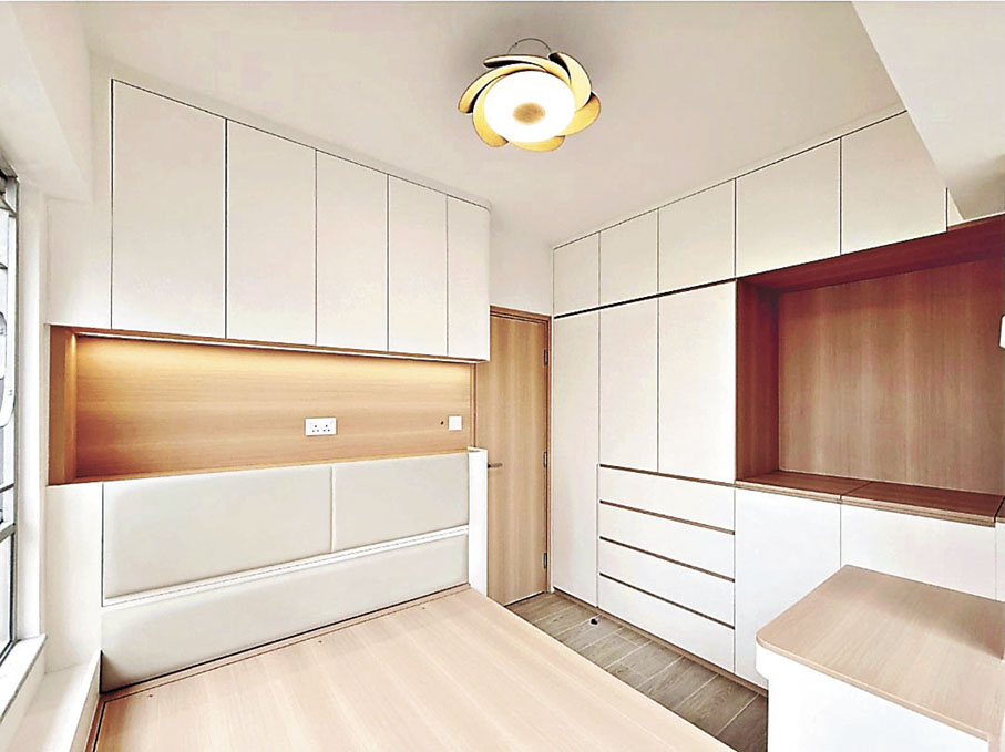 ■主人房從門、大床、衣櫃櫃身到書桌統一採用白色和木紋材質。