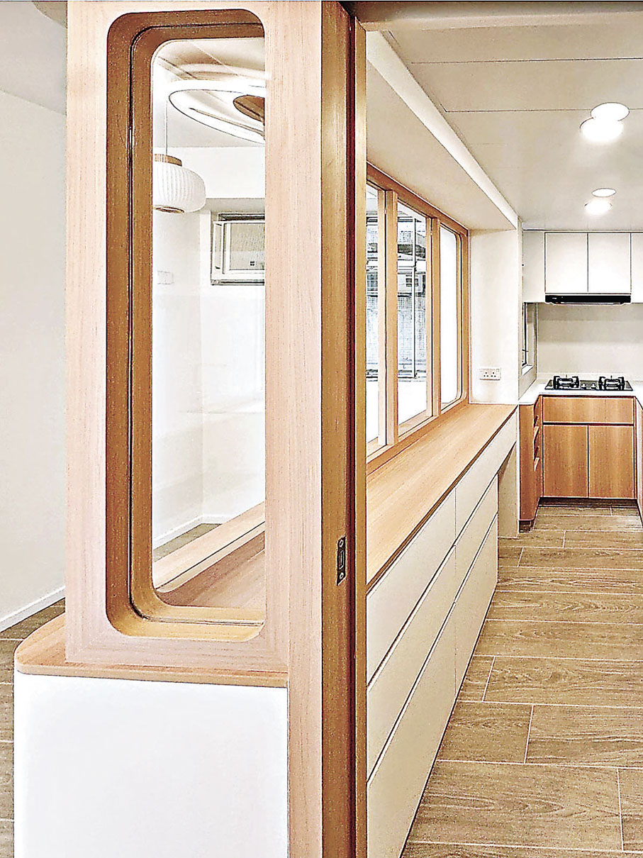 ■半開放式廚房的長方形玻璃窗矮身櫃美觀實用。