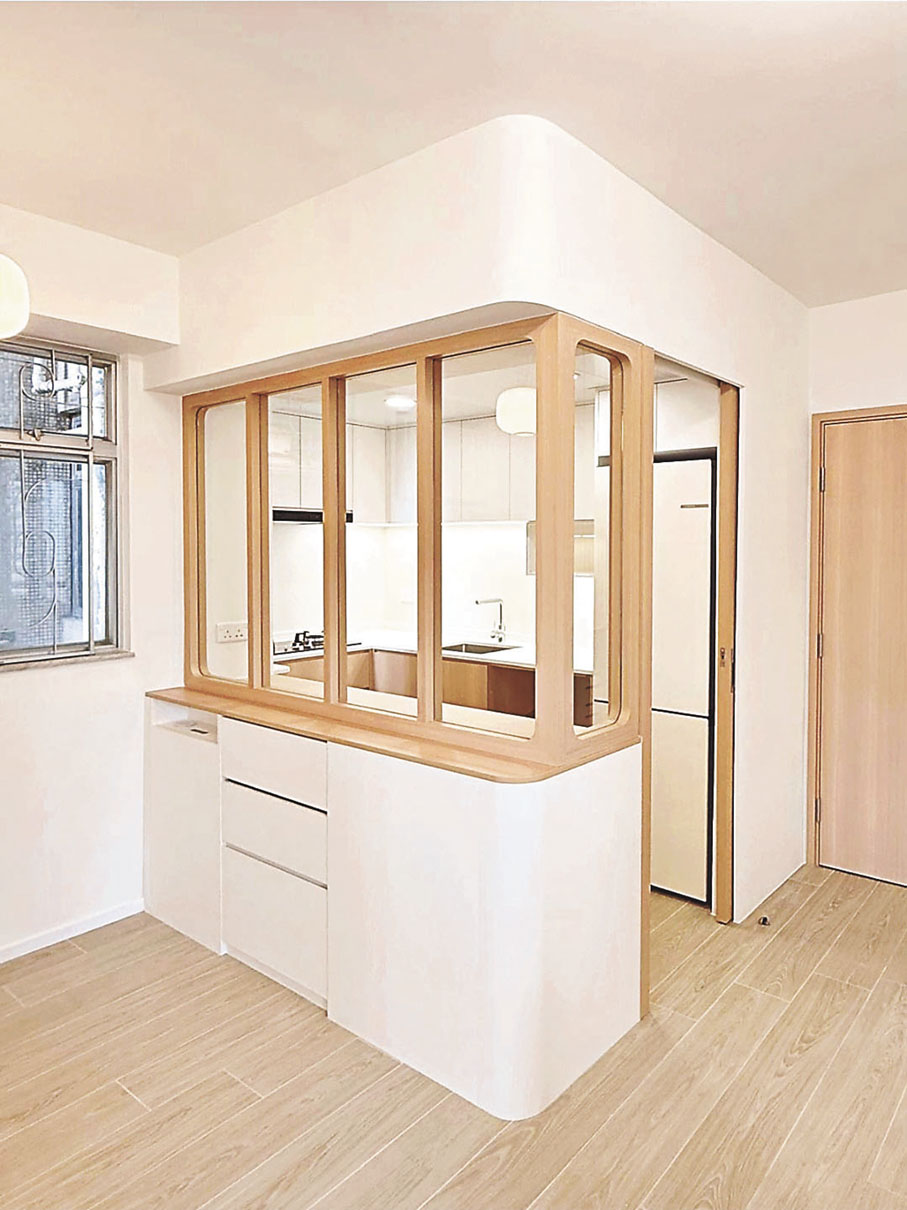 ■半開放式廚房採用玻璃窗阻隔油煙散發至客飯廳。