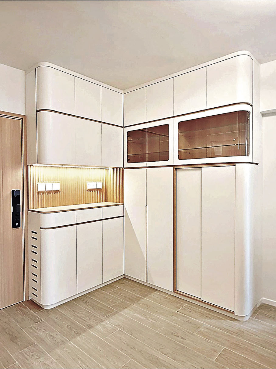 ■近大門口處的白色C字裝飾櫃及高身收納櫃，感覺和諧舒適。