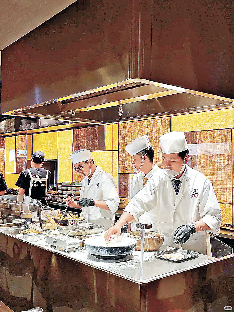 ■師傅在食客面前現炸天婦羅，感受舌尖上的美味。 小紅書@吃蛋不吃蛋黃