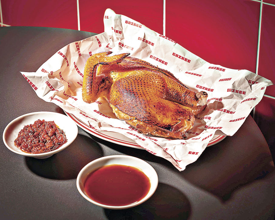 ■皮脆肉嫩的燒熟成三黃雞。