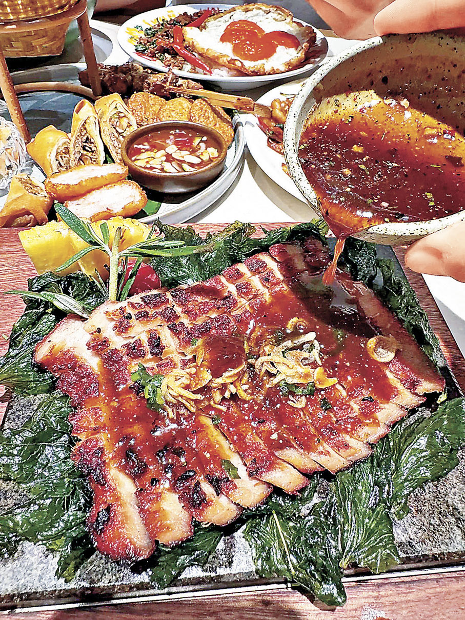 ■炭燒豬頸肉燒得香口，外脆肉嫩無得彈。  小紅書@史迪醬