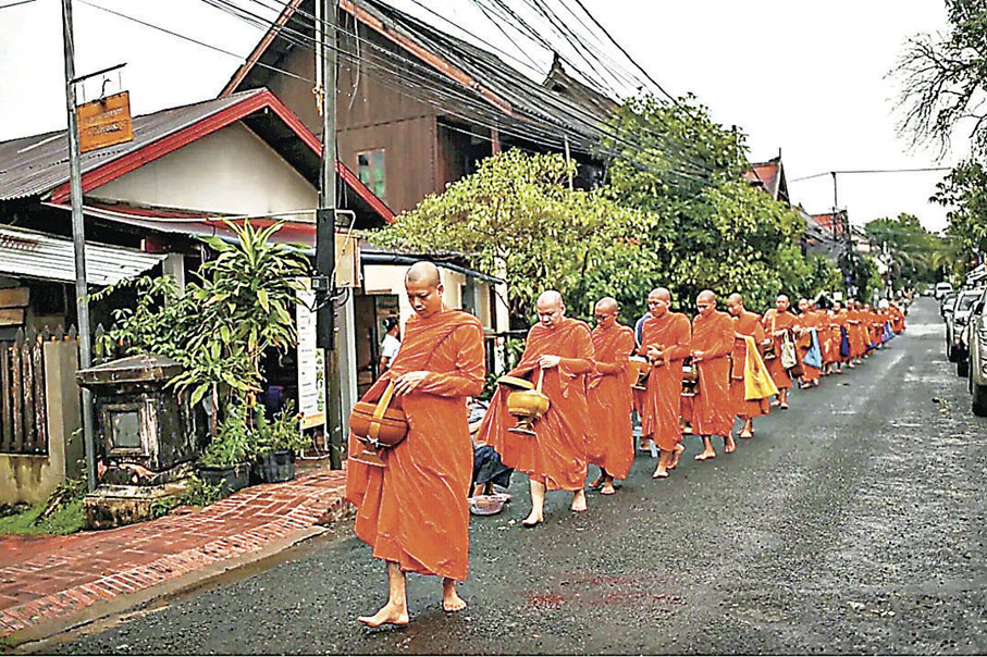 ■老撾經常會見到僧侶們出外布施。