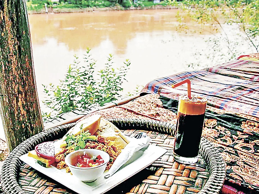 ■琅勃拉邦市區河邊的咖啡店，可坐下嘆杯咖啡。