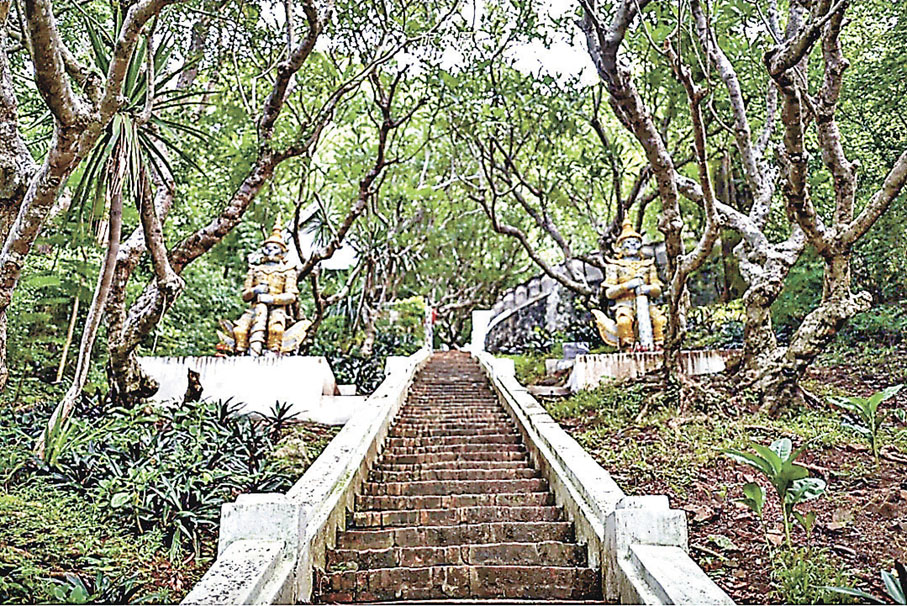 ■普西山不算高，但攀登上山頂也要走329級梯級。