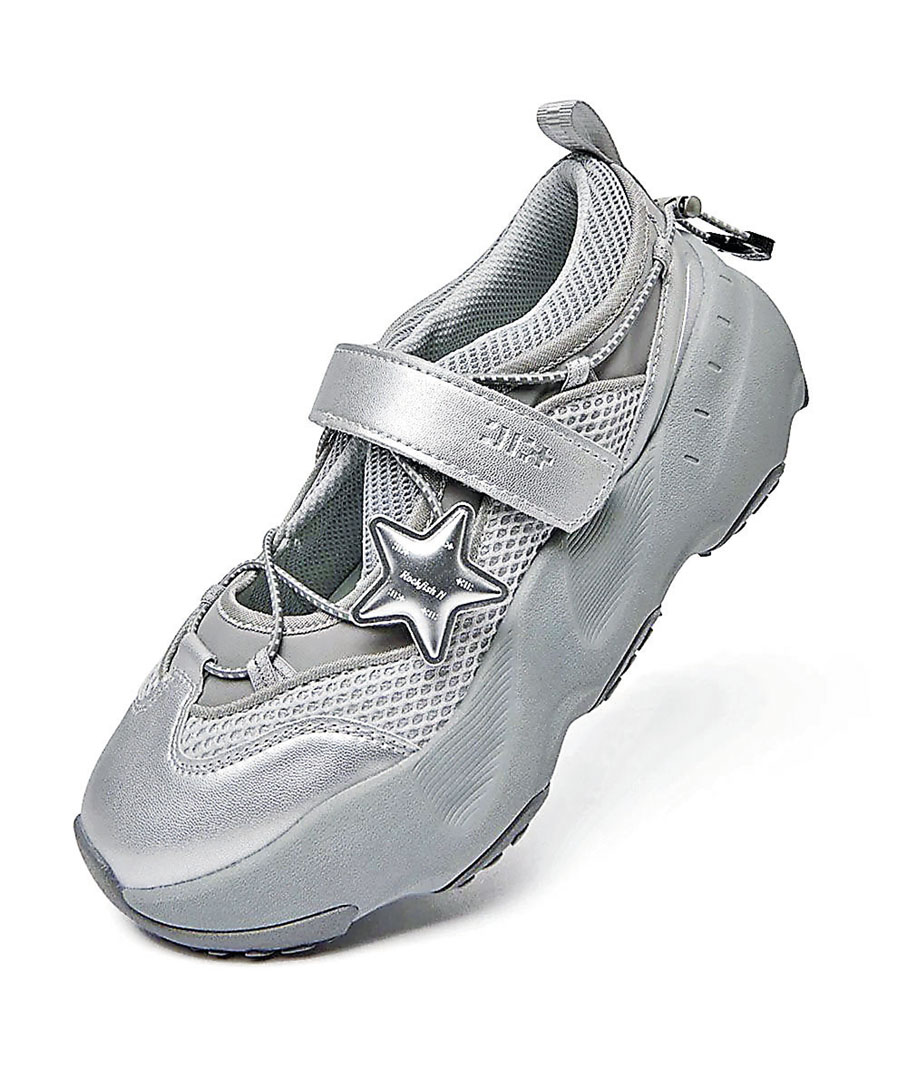 ■聯名款厚底鞋結合Y2K和運動風格。