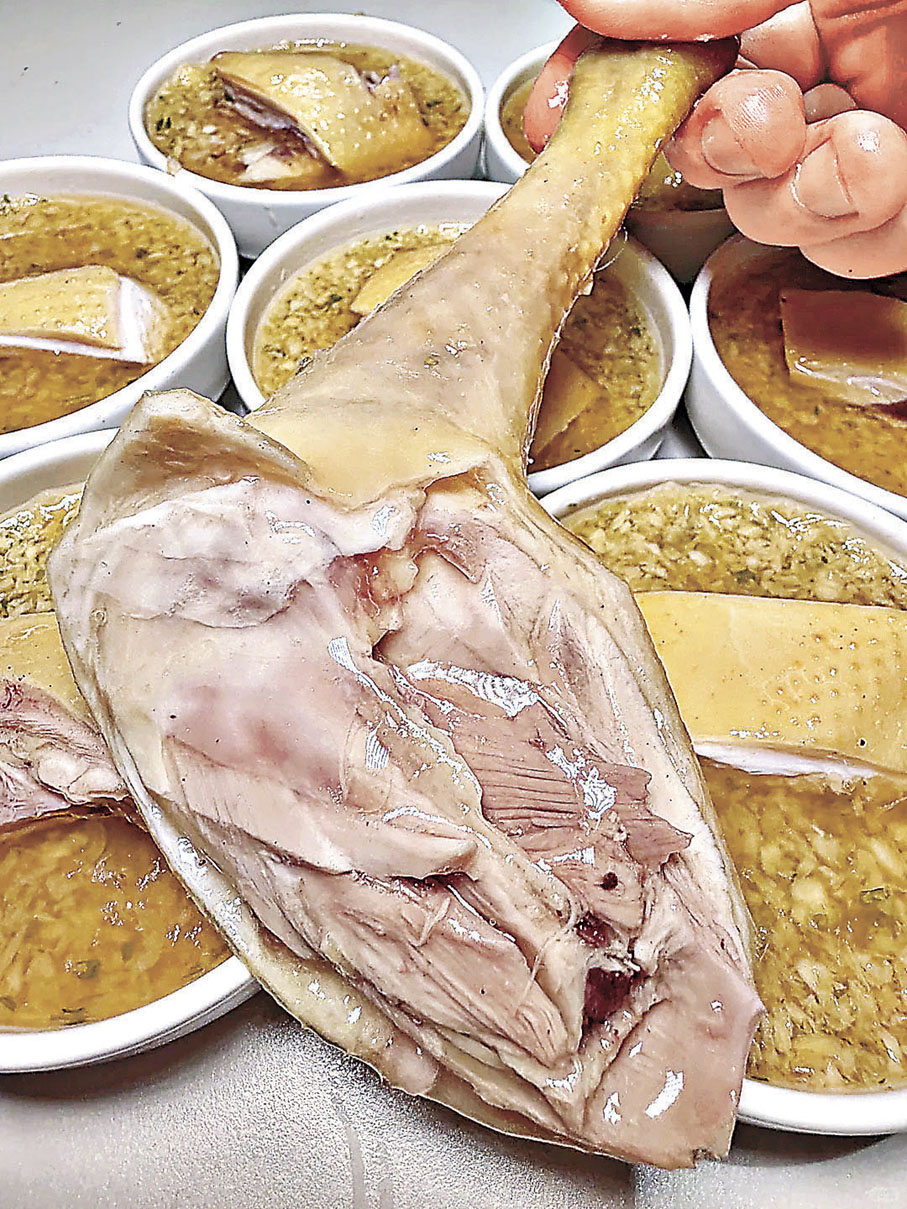 ■油脂充足的白切雞雞髀皮爽肉嫩，睇見都餓。  小紅書@減肥但干飯