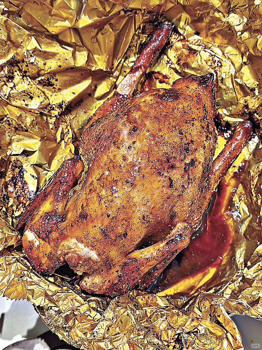 ■現烤窯雞外皮焦香，令人食指大動。  小紅書@減肥但干飯