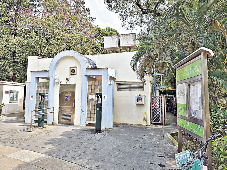 ■元洲仔公廁及附近的大王爺廟是重要的中途休息點。