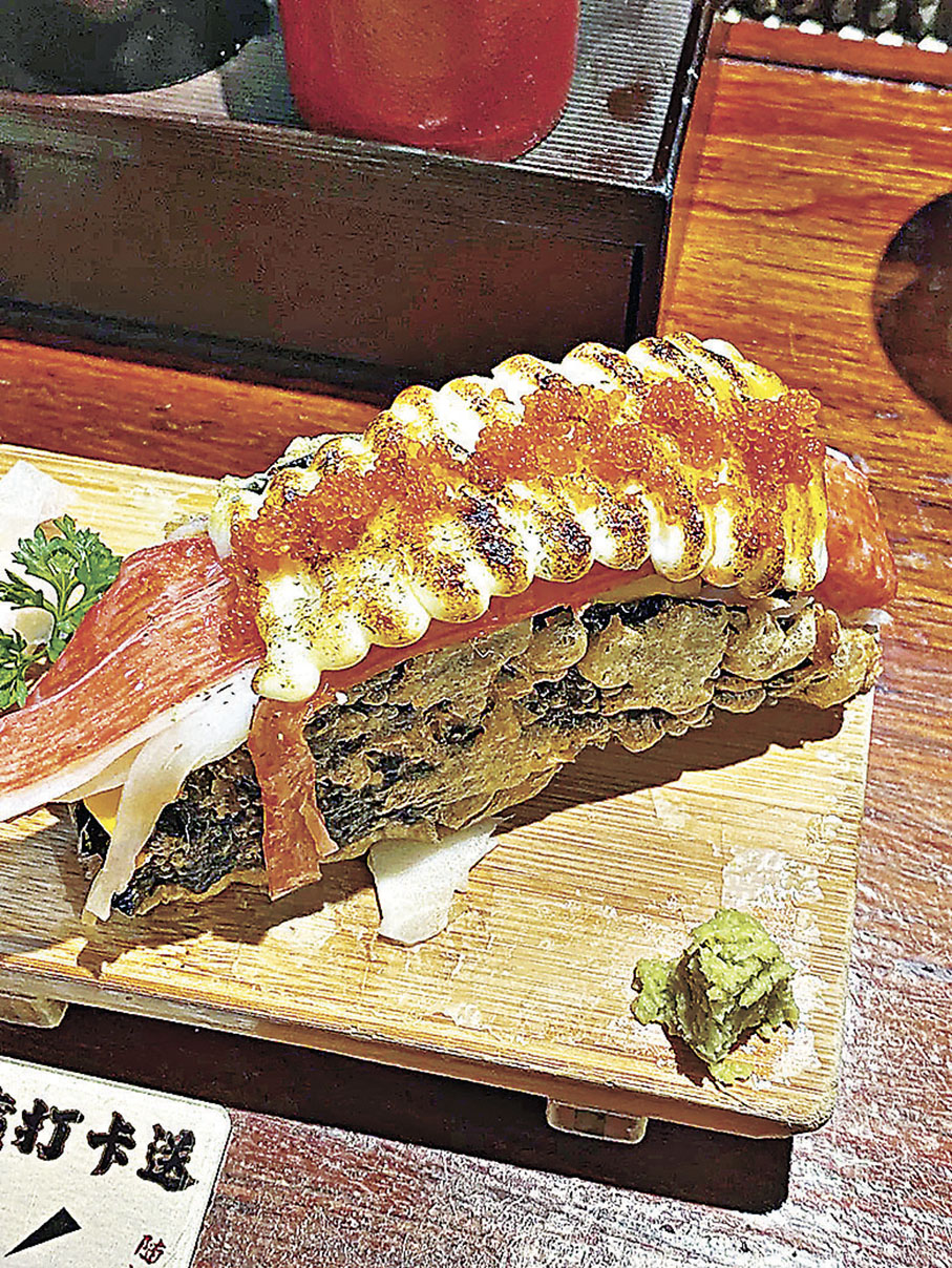 ■炙燒焦糖蟹柳TACO，焦糖的甜配蟹柳的鹹味融合得剛剛好。小紅書@水蜜桃不加奶昔