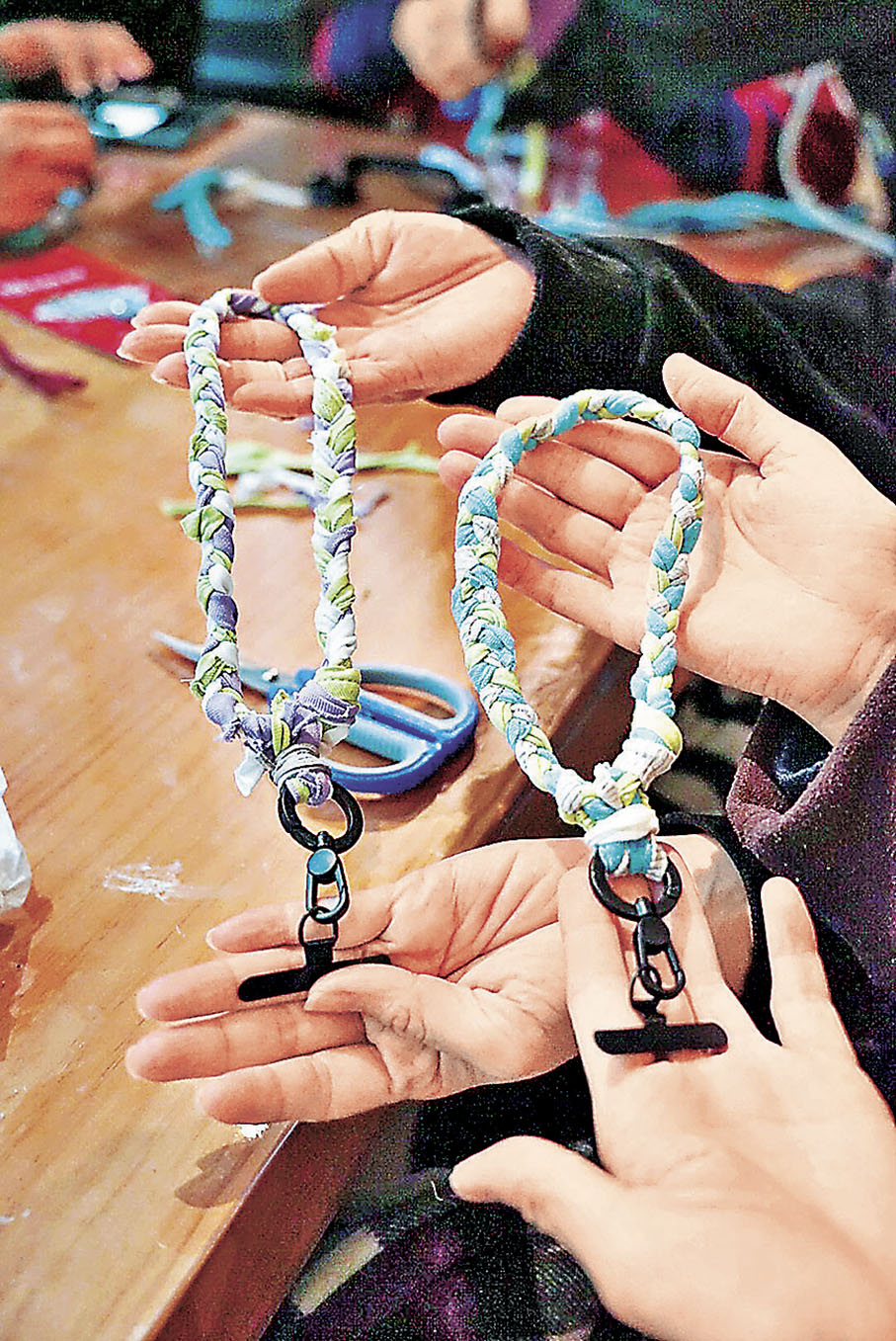 ■用回收衣物做小手工。