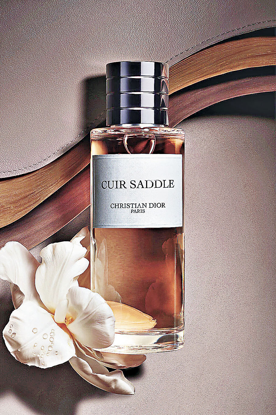 ■「皮革木語Cuir Saddle」質感如麂皮般柔軟親膚。