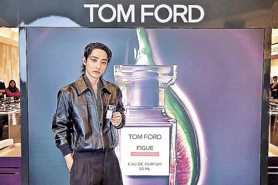 ■韓星李洙赫示範噴上TOM FORD「魅慾無花果」。