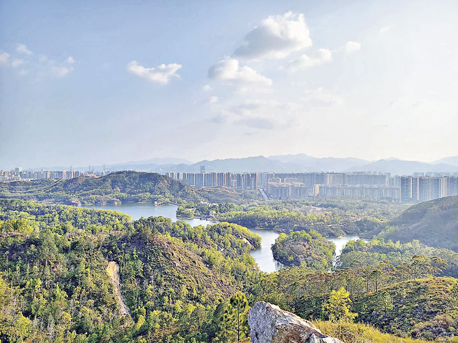 ■登頂後一覽美景，感受大自然的力量。  小紅書@黃昏昏沉