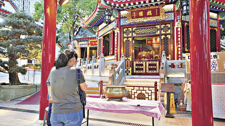 ■考生向孔聖先師上香參拜，祈求取得佳績。