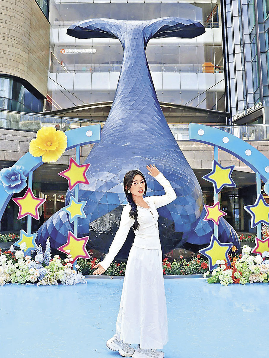 ■站在藍鯨雕塑前，化身美人魚出片話咁易。  小紅書@阿倦