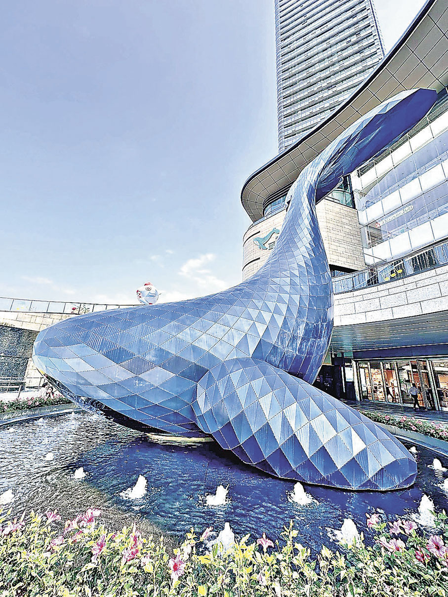 ■藍鯨雕塑不同角度也拍出美感。  小紅書@米舒米秀