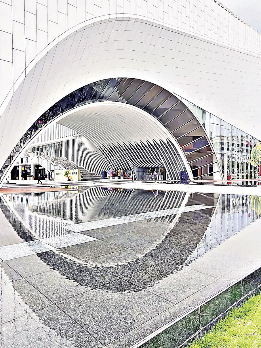 ■藝術中心外的拱形鋼架打造出「光明之眼」。 小紅書@可可小涵