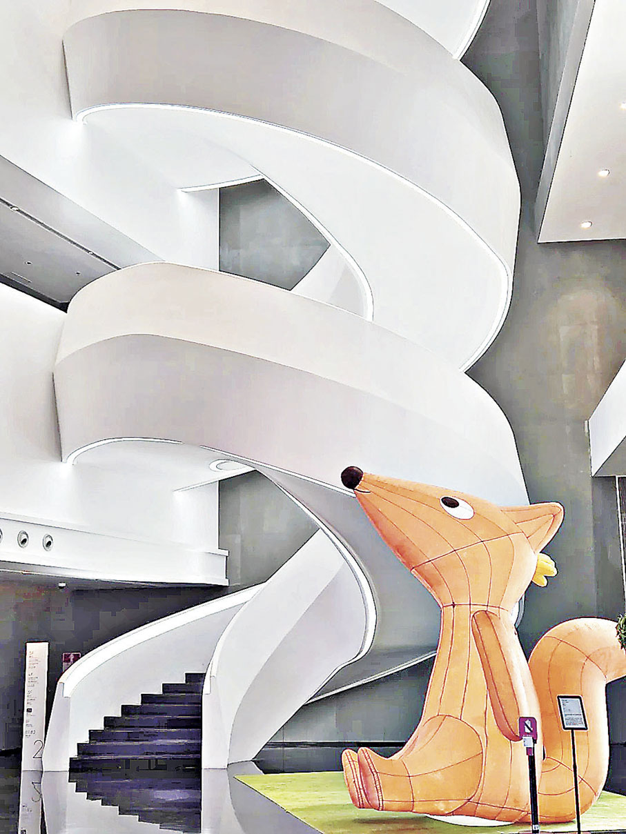 ■灰色牆與純白旋轉梯相連，變成一卷巨型黑白菲林。  小紅書@麻糬有個窩