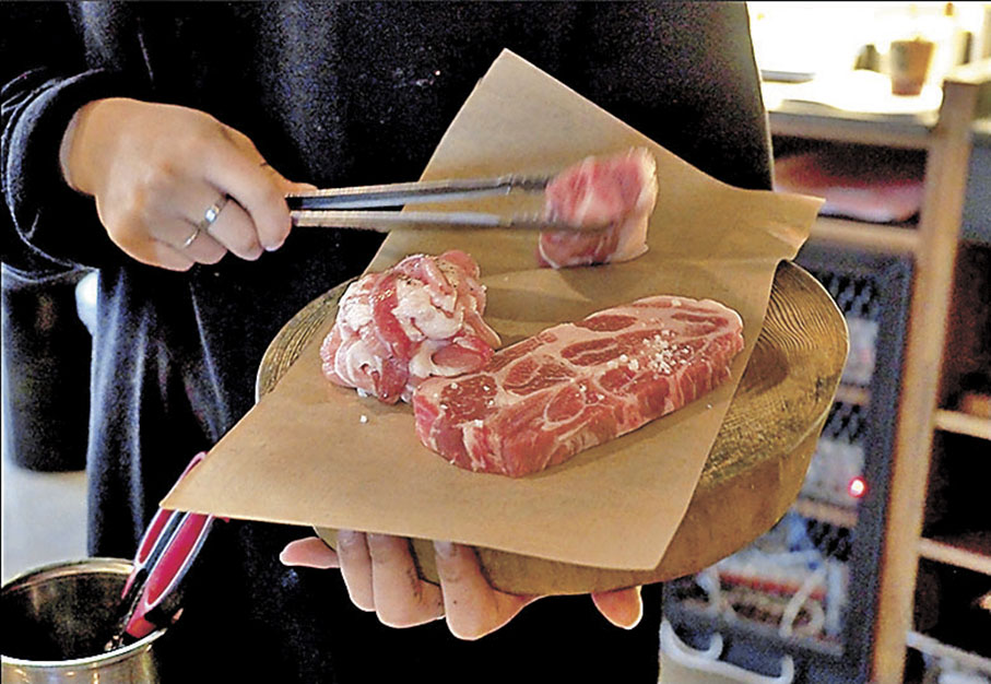 ■三巨里肉舖店員樂意為顧客烤肉，服侍周到。