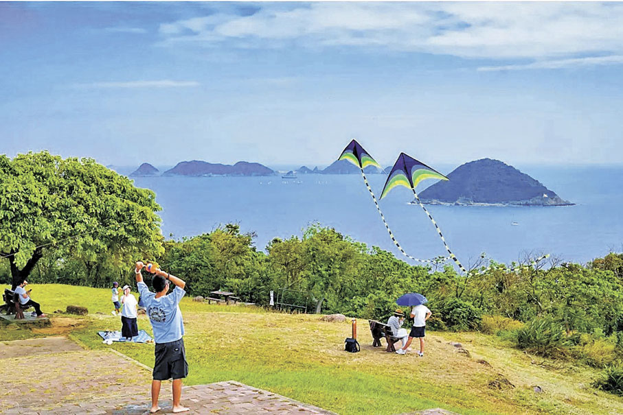 ■不少人在大坑墩風箏場放風箏。