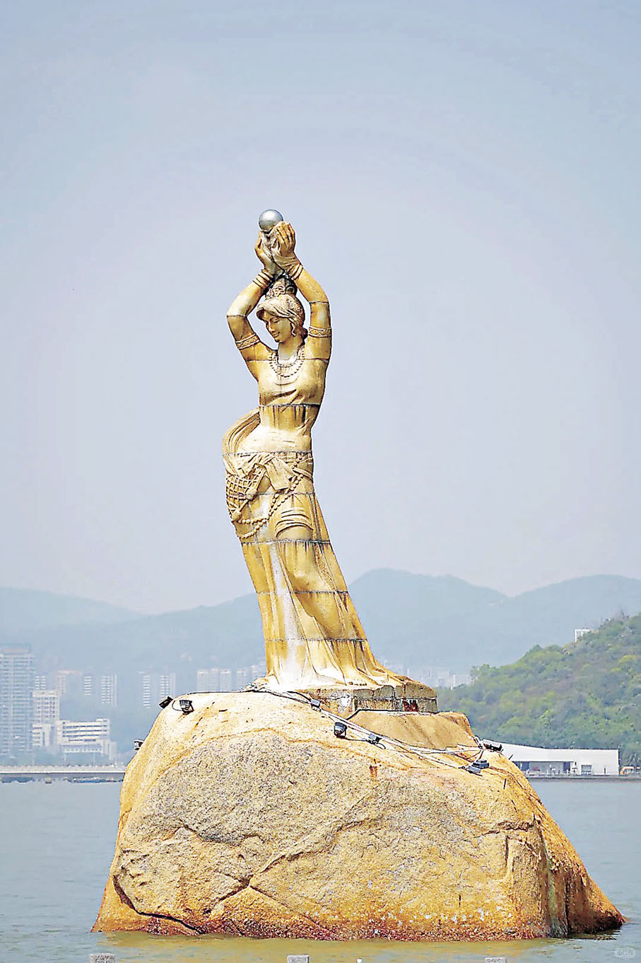 ■漁女石雕源自南海傳說，由70件花崗岩組合而成。 小紅書@BIGSAM