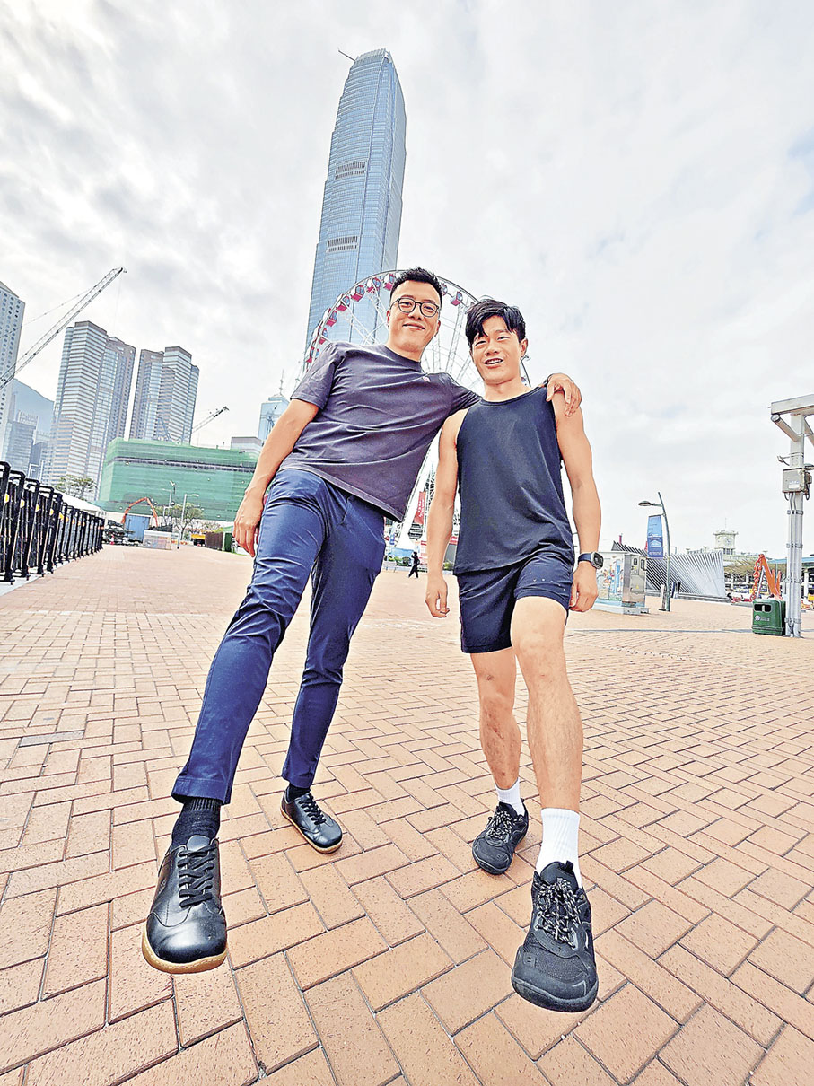 ■Theo（左）與張柏鴻皆指赤足鞋令足部肌肉更強健。