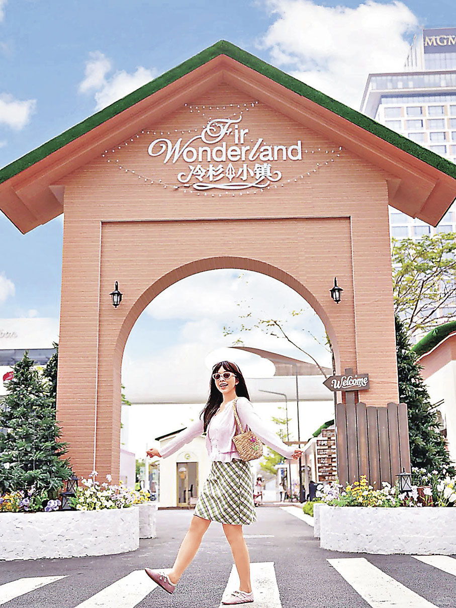 ■站在巨型主拱門前打卡，感受春天的氣息。  小紅書@lovelymeat