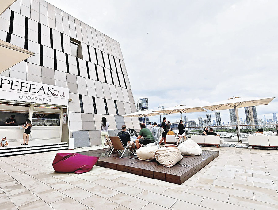 ■店外廣闊的平台空間感十足，令人心情愉悅。