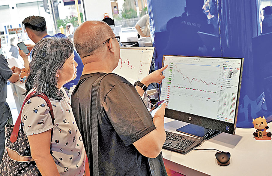 ■本港散戶無懼跌市，伺機執平貨。資料圖片