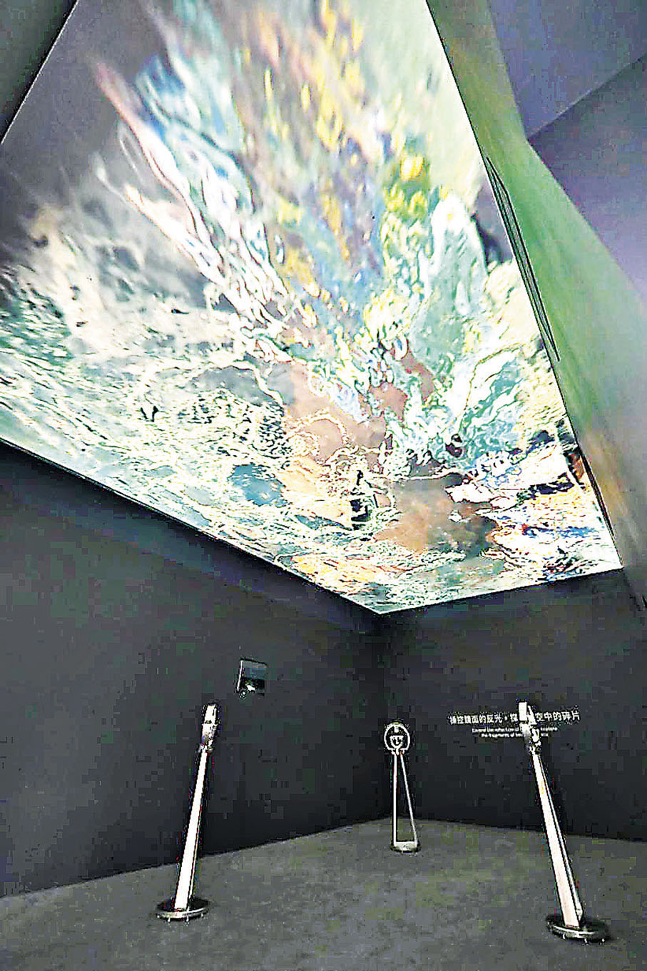 ■《時空迴響—東方之珠》，讓觀眾彷彿置身於維多利亞港的水底世界。