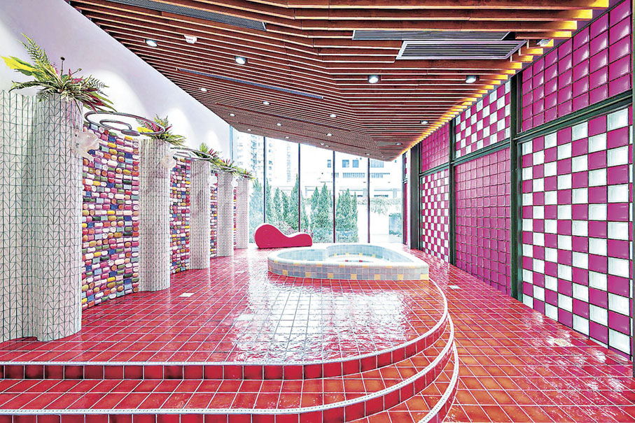 ■場域特定裝置《左旋之心》，由1,200多塊手工陶瓷磚組成，呈現景德鎮傳統瓷磚燒製技藝。